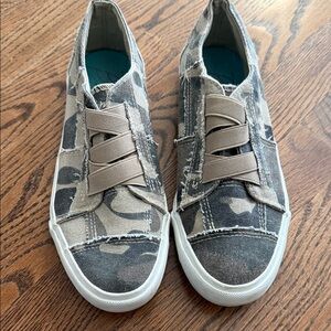 Blowfish Stylish Camouflage slip on sneakers Shoes Sz 8.5